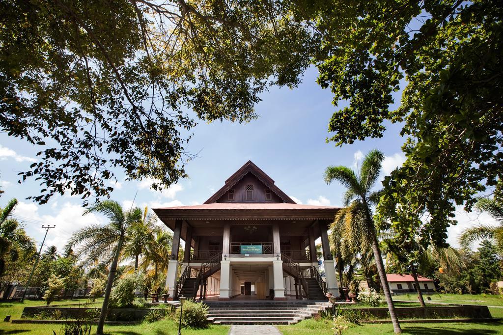 Amaris Hotel Gorontalo Esterno foto