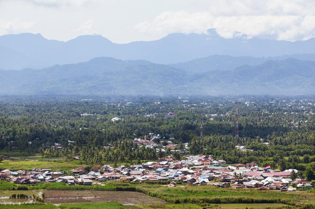 Amaris Hotel Gorontalo Esterno foto