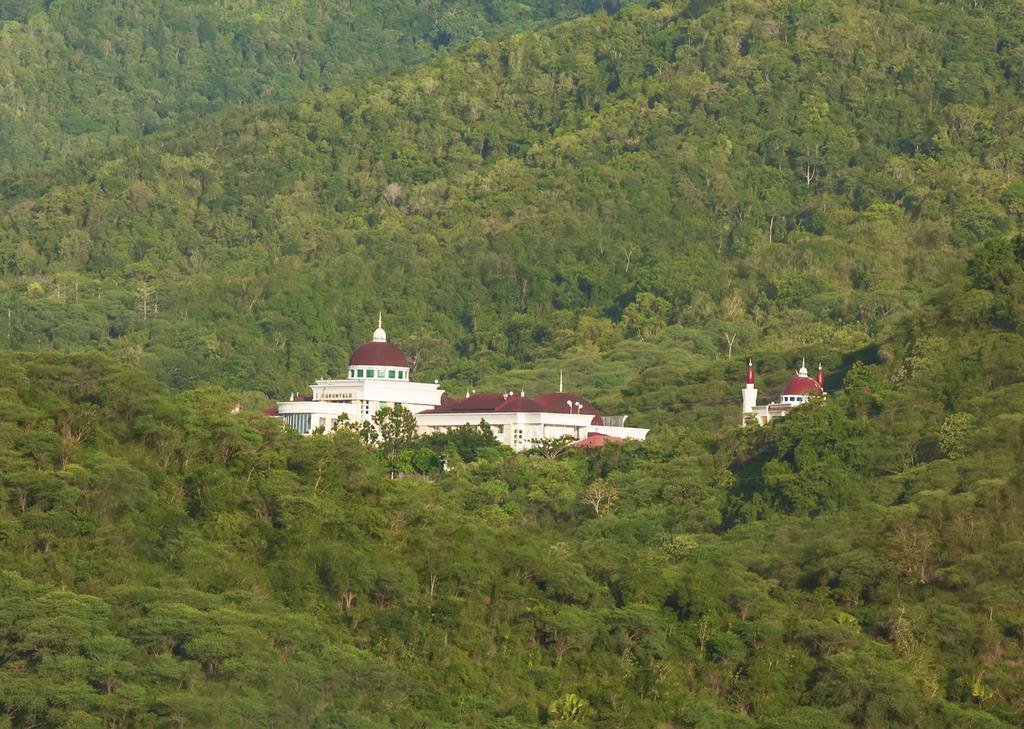 Amaris Hotel Gorontalo Esterno foto